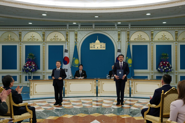 Nam Seong-hyun, Chief of the Korea Forest Service, and Yerlan Nyssanbayev, Minister of Ecology and Natural Resources of Kazakhstan, are taking a commemorative photo after signing the 'Korea-Kazakhstan Forest Cooperation MOU' at the Kazakh presidential palace in Astana on the 12th (local time).