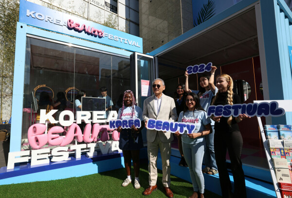 Culture Minister Yu In-chon (second from left) poses for a photo with foreign tourists at the 1st Korea Beauty Festival venue in Hongdae, Mapo-gu, Seoul on June 1, 2024. (Photo courtesy of the Ministry of Culture, Sports and Tourism)