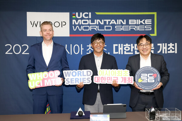 (From left) Chris Ball, Vice President of Warner Bros. Discovery; Baek Woon-kwang, CEO of Global Korea; and Park In-jun, CEO of Mona Yongpyong pose during ‘2026 WHOOP UCI Mountain Bike World Series’ Media Day held at Olympic Parktel in Songpa-gu, Seoul on August 19.