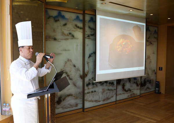 Kim Song-ki, head of Lotte Hotel’s Culinary R&D Department, explains the manufacturing process of the hotel's kimchi stew home meal replacement (HMR) at a product launch press conference held at Lotte Hotel in Sogong-dong, Seoul on Sept. 11. (Photo courtesy of Lotte Hotel)