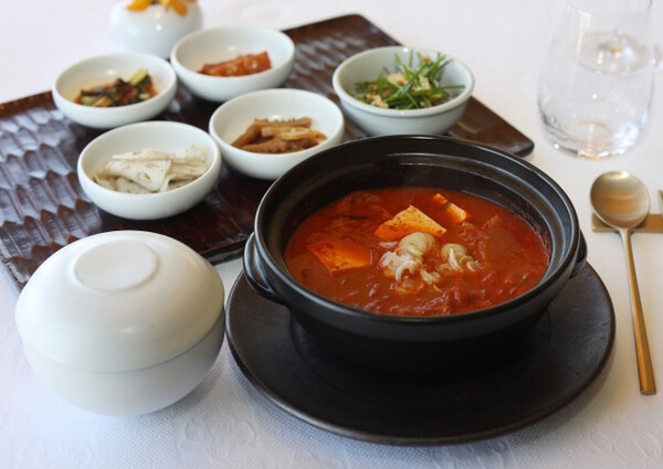 Lotte Hotel Kimchi Stew (Photo courtesy of Lotte Hotel)