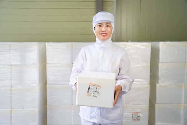 모산에프에스 김진경 대표가 갓 담근 김치 상품을 들고 있는 모습