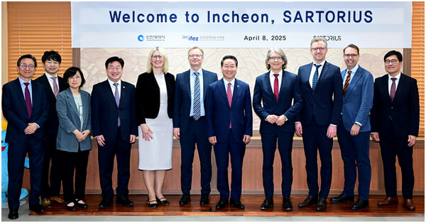 Yoo Jeong-bok, mayor of Incheon Metropolitan City, poses for a commemorative photo after meeting with top officials from Sartorius of Germany at City Hall on April 8. (Photo courtesy of the Incheon Free Economic Zone Authority)