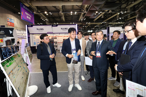 대우건설 김보현. 대표이사가 스마트건설 엑스포 행사 전시장을 둘러보고 있다