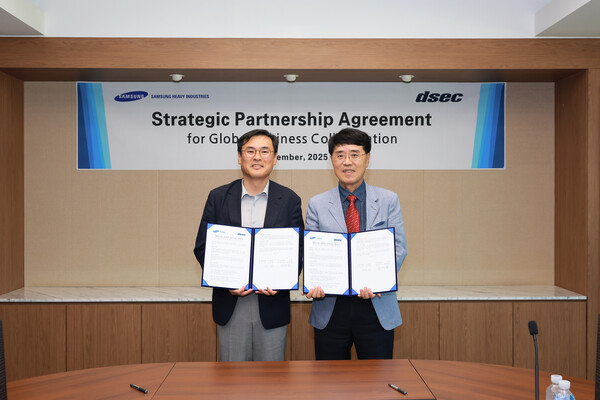 삼성중공업 김경희 부사장(왼쪽)과 디섹 윤석용 대표이사가 MOU를 체결하는 모습