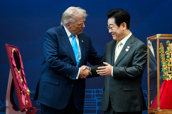 President Lee Jae Myung and U.S. President Donald Trump shake hands after meeting at the Gyeongju National Museum, the venue for the Korea-U.S. summit on Oct. 29. (Captured from the White House)