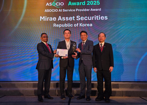 미래에셋증권이 11일 개최된 'ASOCIO 어워드 2025'에서 'AI Service Provider Award'을 수상한 가운데, (좌측부터) ASOCIO Abdullah Kafi 명예회장, 미래에셋증권 박홍근 IT부문대표(부사장), Deputy Supak Lailert Chairman(부회장), ASOCIO Bunrak Saraggananda 명예회장이 기념사진을 촬영하고 있다.
