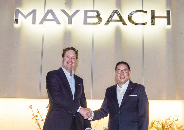 조현상 HS효성 부회장(오른쪽)과 올라 칼레니우스 메르세데스-벤츠 그룹 이사회 의장 겸 CEO(왼쪽)가 13일 서울 강남구 마이바흐 브랜드센터 서울에서 기념촬영을 하고 있다.