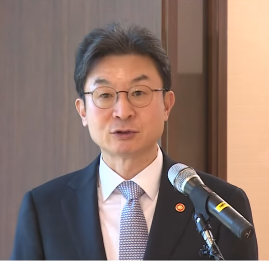 Financial Services Commission Chairman Lee Eok-won speaks at the signboard unveiling ceremony of the National Growth Fund office held at the Korea Development Bank in Yeouido on Nov. 17.  (Captured from Yonhapnews TV)
