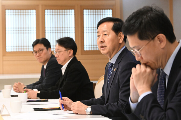 Deputy Prime Minister and Minister of Economy and Finance Koo Yun-cheol (second from right) discusses foreign exchange market stabilization measures with major domestic export companies at the Government Complex Seoul on the afternoon of Nov. 18. (Photo courtesy of the Ministry of Economy and Finance)