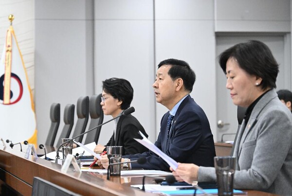 Deputy Prime Minister and Minister of Economy and Finance Koo Yun-cheol (second from right) presides over the economic ministers’ meeting was held at the Sejong Government Complex on Nov. 19. (Photo courtesy of the Ministry of Economy and Finance)