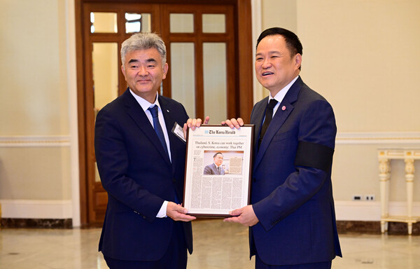 대우건설 정원주 회장(왼쪽)과 태국 아누틴 찬위라꾼 총리(오른쪽)가 면담 후 기념촬영을 하고 있다.