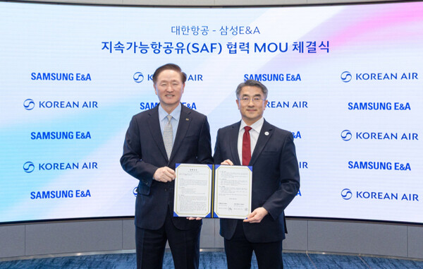 Samsung E&A President Namkoong Hong (right) and Korean Air Vice Chairman Woo Ki-hong take a photo after signing an MOU for sustainable aviation fuel cooperation on Nov. 20. (Photo courtesy of Samsung E&A)