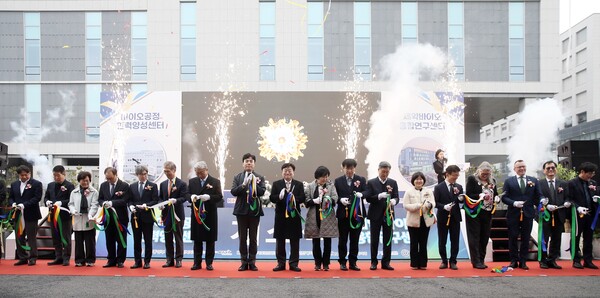 개소식에 참석한 내빈들이 테이프를 절단하고 있다.