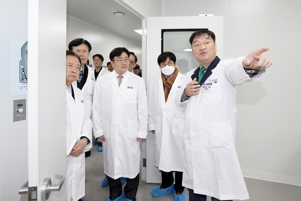 윤원석 인천경제청장(가운데)이 센터 내부를 둘러보고 있다. 