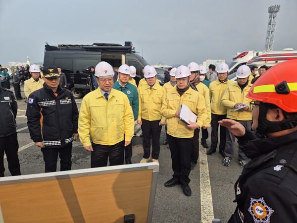25일 윤호중 행안부 장관이 훈련을 참관하고 있다. (사진 제공-인천항만공사)