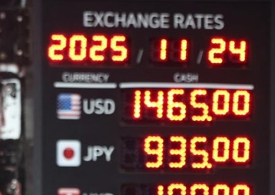 Exchange rate information is displayed at a currency exchange booth in Myeong-dong, Jung District, Seoul on Nov. 24. (BusinessKorea DB)