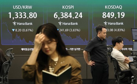 10월 12일 오후 서울 중구 하나은행 본점 딜링룸 전광판에 원/달러 환율, 코스피와 코스닥 지수들이 표시돼 있다. (연합)