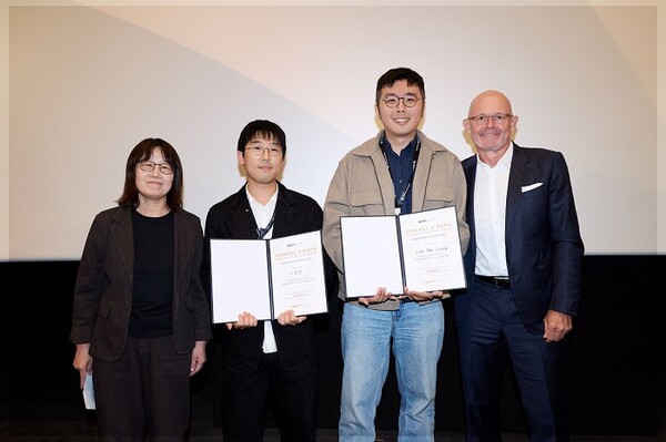 교장 신수원 감독, 샤넬코리아 대표 클라우스 올데거와 CHANEL X BAFA Promising Filmmaker 어워드를 수상한 펠로우들이 기념촬영을 하고 있다. 왼쪽부터 교장 신수원 감독, 이종헌, 림 한 룽, 샤넬코리아 대표 클라우스 올데거(제공-샤넬코리아)