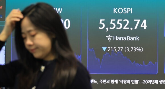 10월 20일 오후 서울 중구 하나은행 본점 딜링룸 전광판에 코스피 지수 등이 표시돼 있다. (연합)