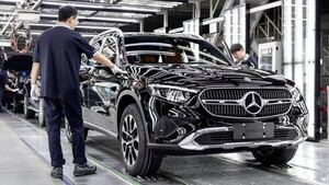 U.S. Curbs on Chinese Capital Threaten Mercedes-Benz Sales
