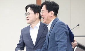 Industry and Labor Chiefs Clash Over Korea’s Economic Direction