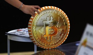 Bitcoin Slides Toward $81,000 as Nasdaq Selloff Fuels Risk Aversion
